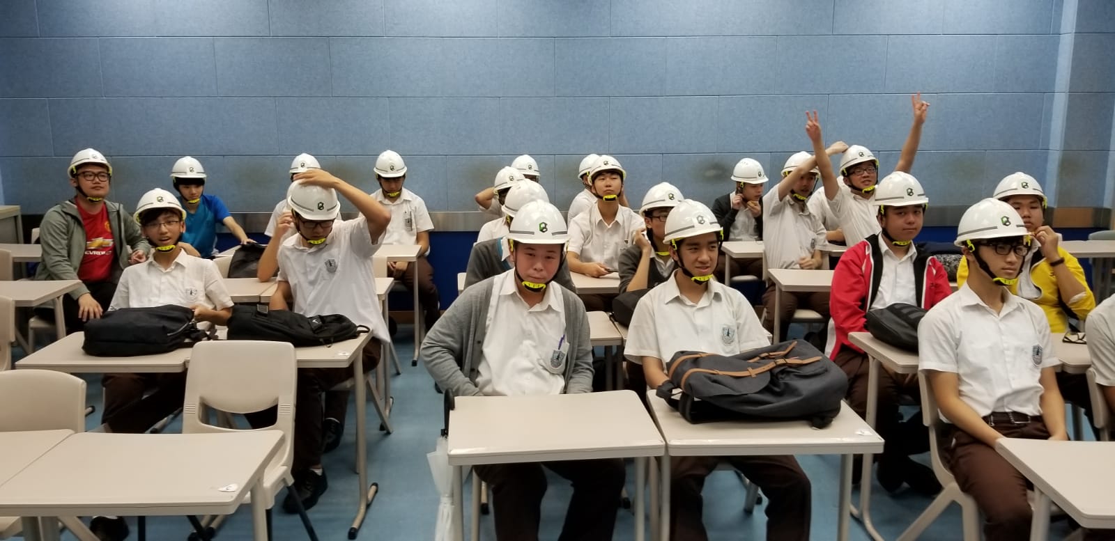 九龍灣院校參觀 - 香港青少年服務處及東莞工商總會劉百樂中學