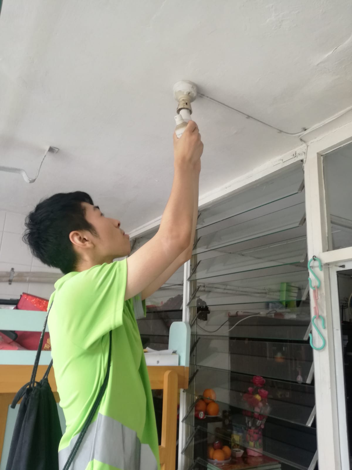 Students Volunteer to Replace Old Lightbulbs with Energy-saving Lightbulbs for Residents of Wong Tai Sin