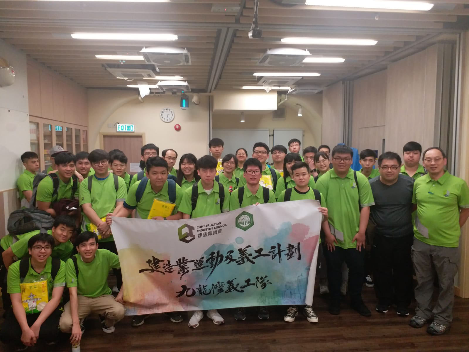 九龍灣院校義工隊為大埔區及黃大仙長者送暖