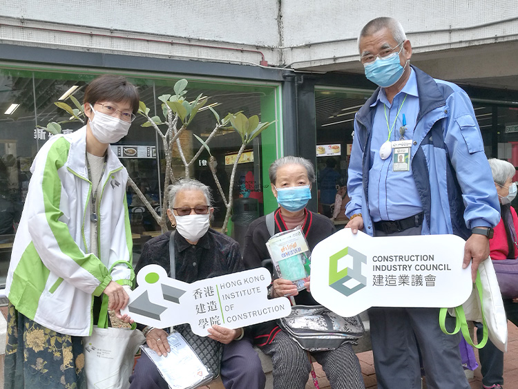 九龙湾院校教职员派發抗逆包给长者