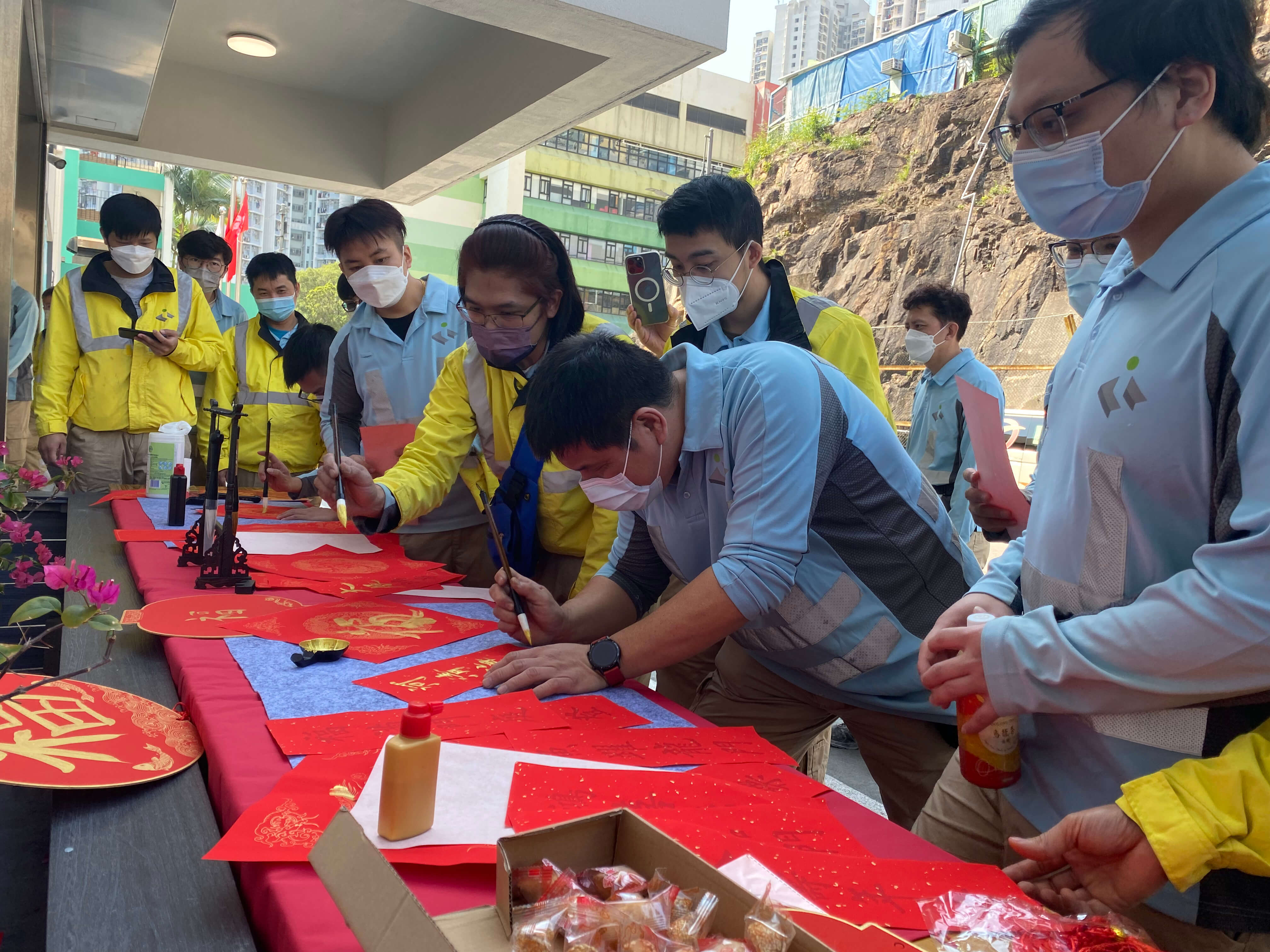 「齐来挥笔迎兔年」午间活动