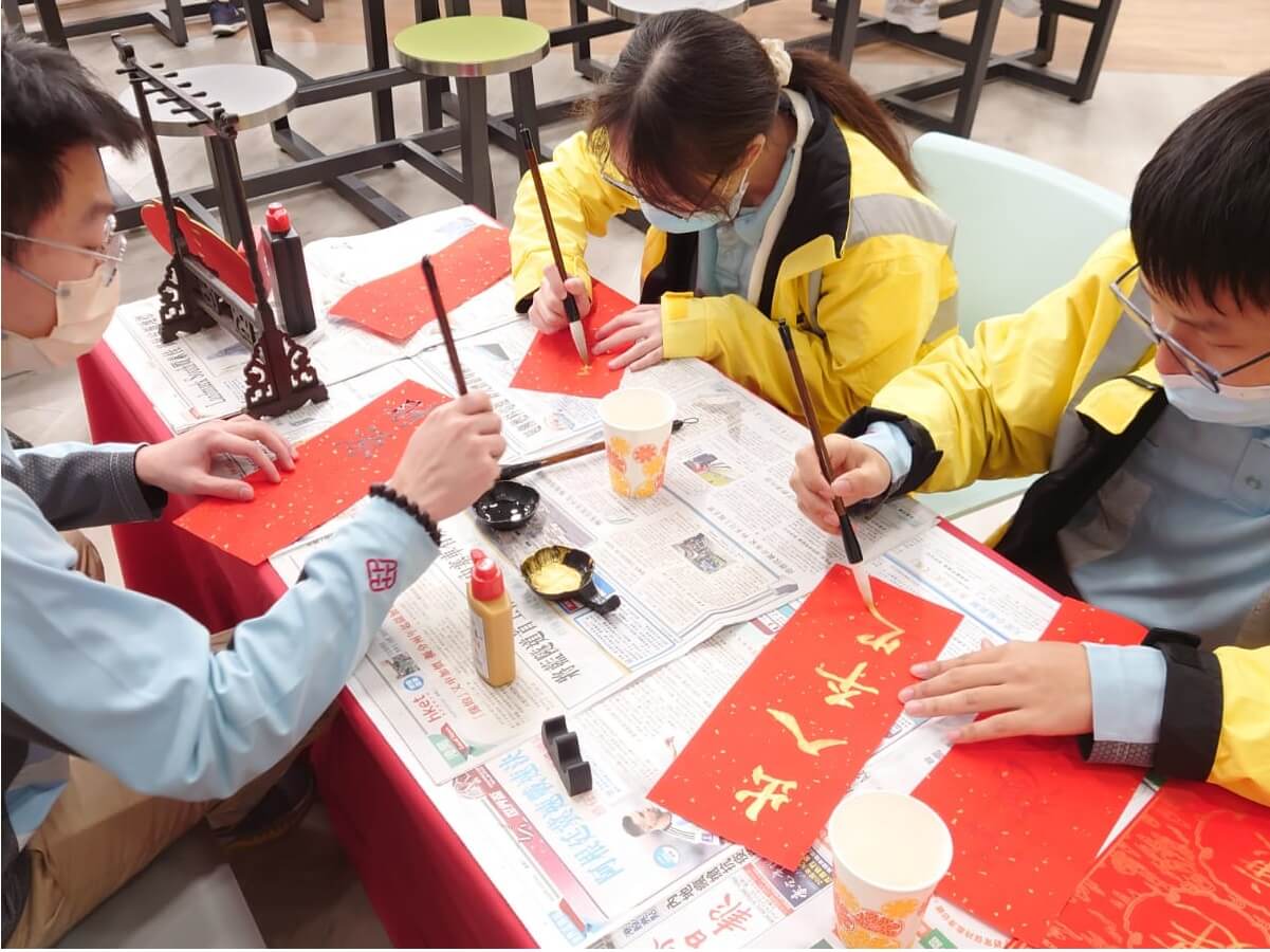 「齐来挥笔迎兔年」午间活动