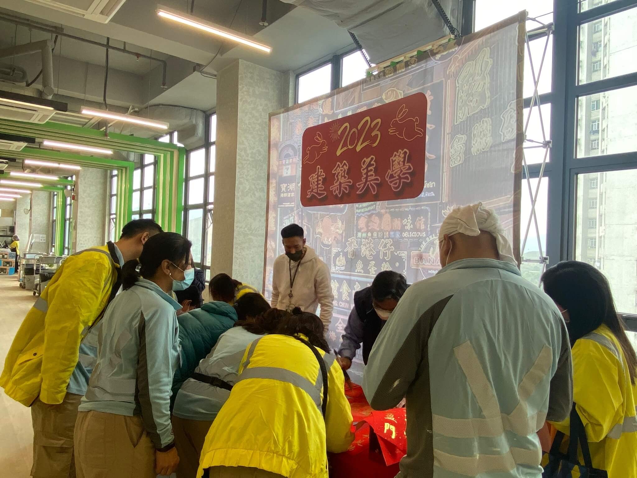 「齐来挥笔迎兔年」午间活动