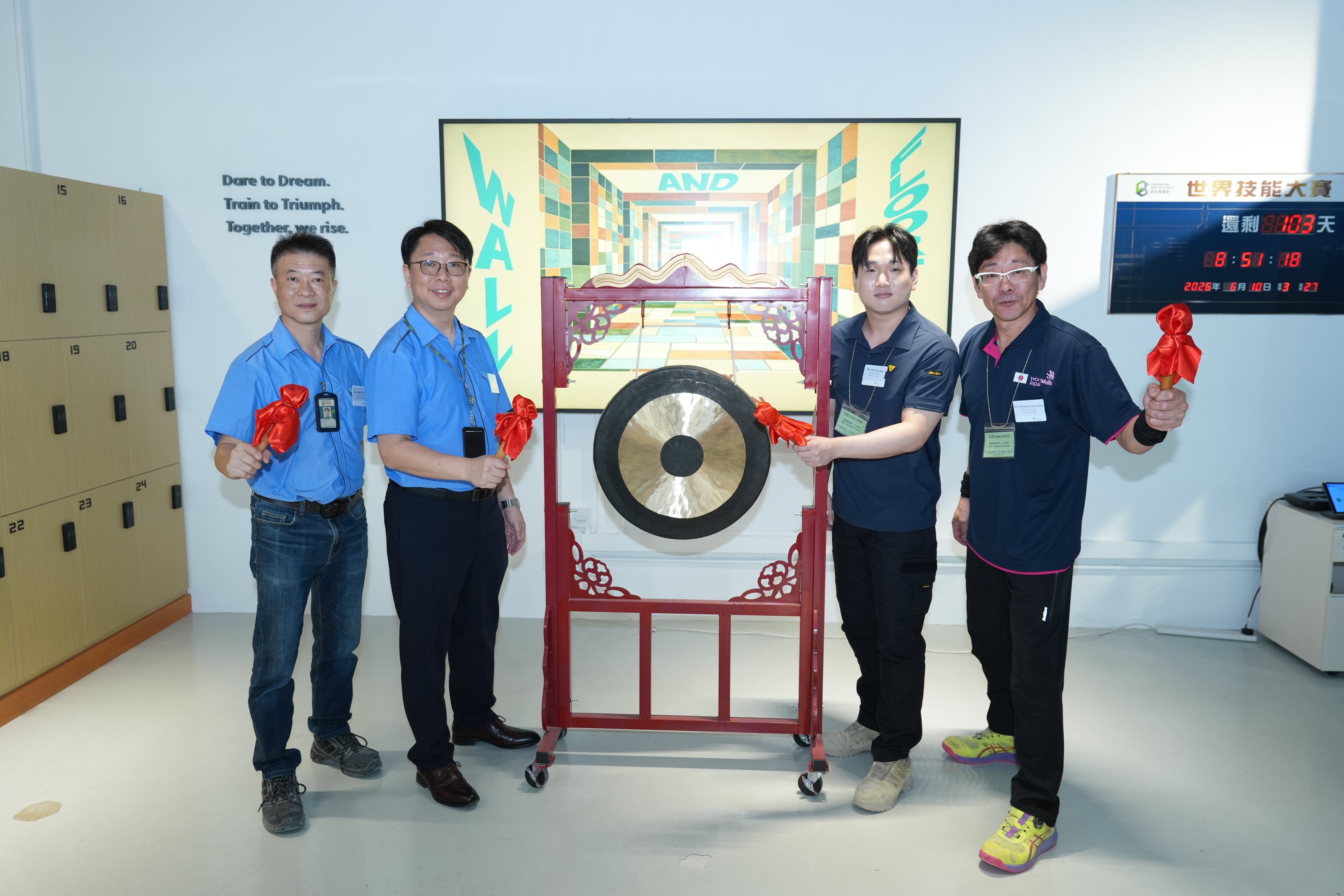 跨国交流：铺瓦选手精彩对决！