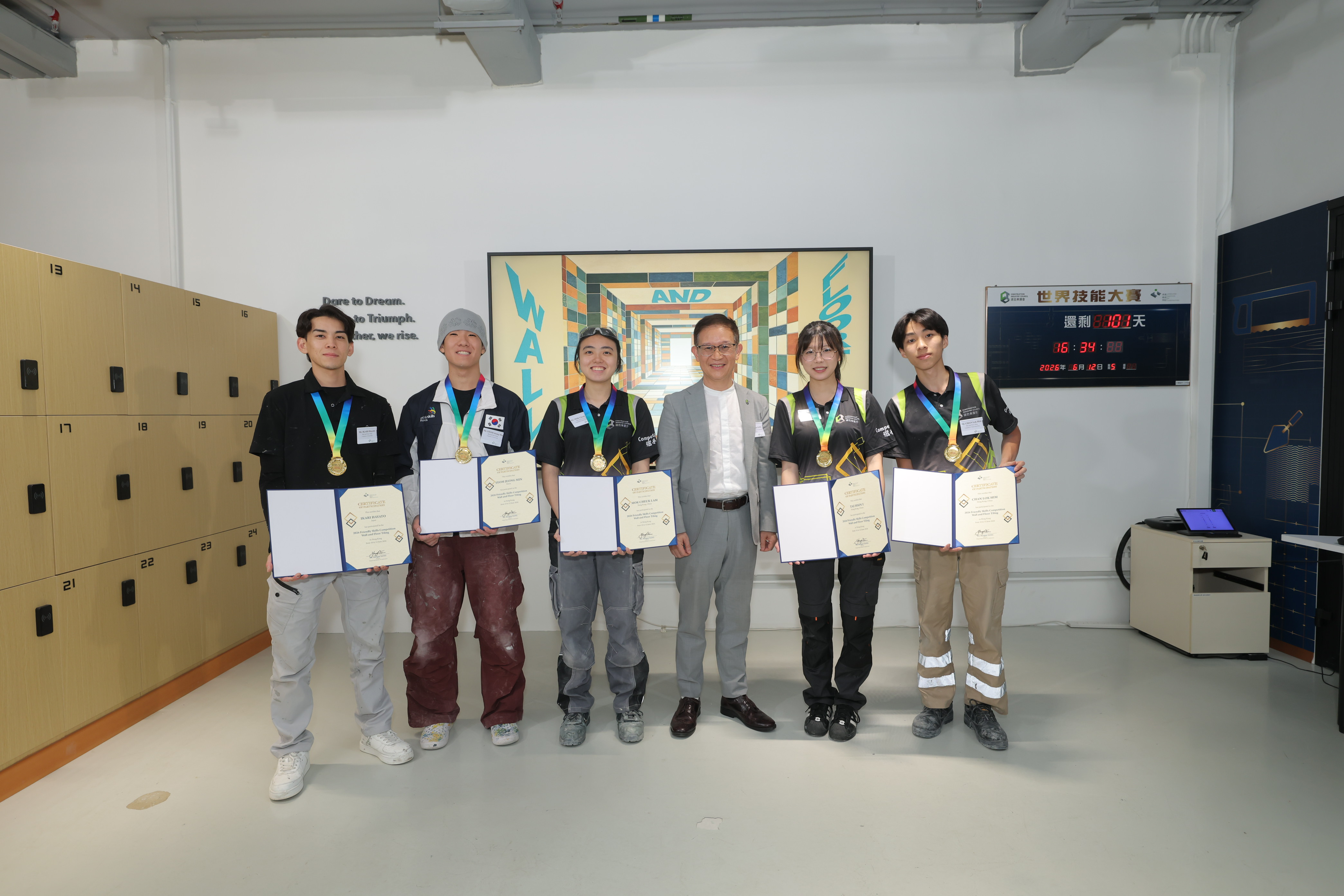 跨国交流：铺瓦选手精彩对决！