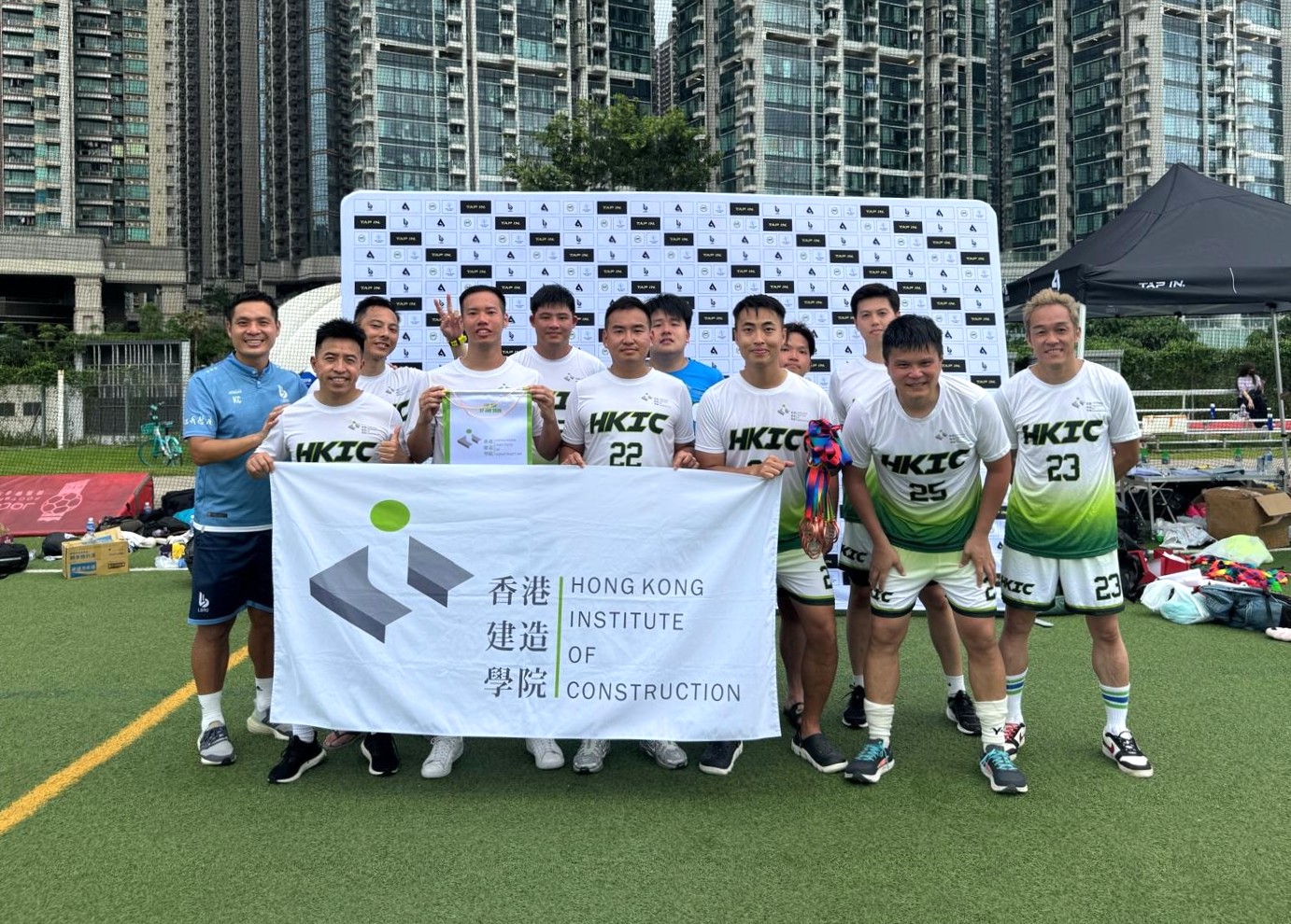 香港建造学院足球队勇夺LAT回歸杯2026公司组碟赛季军